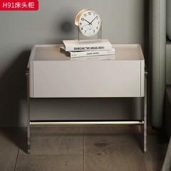 千匠一品 现代风格 E1级环保板+亚克力+实木抽屉+回弹导轨+哑光烤漆+感应灯+无线充 时尚大气床头柜H91-L