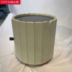 千匠一品 意式风格 E1级环保弯板+钢化玻璃+马鞍皮工艺+五金底座 时尚大气床头柜ST072-L