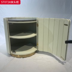 千匠一品 意式风格 E1级环保弯板+钢化玻璃+马鞍皮工艺+五金底座 时尚大气床头柜ST072-L