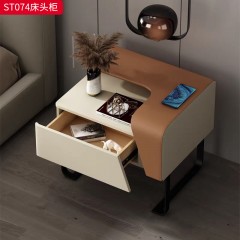 千匠一品 意式风格 E1级环保弯板+马鞍皮工艺+实木抽屉+回弹导轨+不锈钢底架 时尚大气床头柜ST074-L
